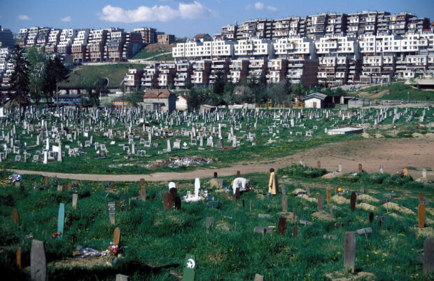 Відомий футбольний клуб жорстоко познущався з фанів, відправивши їх на кладовище: "Твоє місце тут"