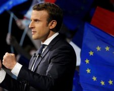 Макрон підписав самогубний документ