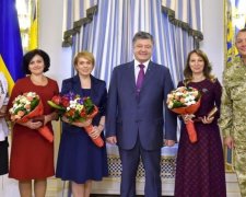 Порошенко анонсировал повышение зарплат учителям