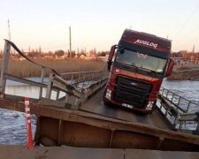 Під Миколаєвом фура затопила міст, фото "Новости-N".