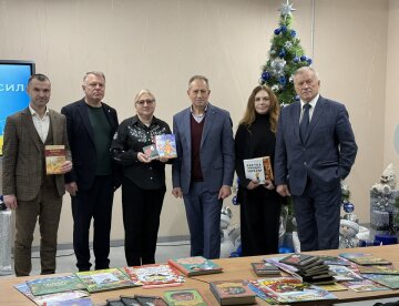 "Святий Миколай — дітям Харкова": Микола Томенко передав українські книги та подарунки підземній школі