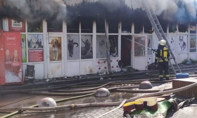 В Киеве возле метро Дарница пылают киоски, несчастные горят заживо: первые кадры кошмара