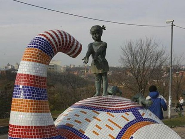 В Киеве с Пейзажной аллеи украли скульптуру