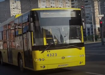 Тролейбус, Київ; скріншот з відео
