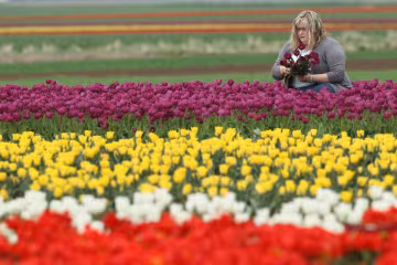 Девушка с цветами, фото: Getty Images