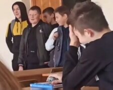 Школярі співають пісню, кадр з відео