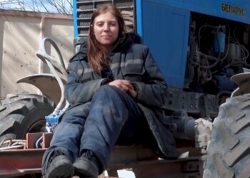 Трактористка Наташа, скриншот из видео