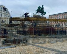 На Софийской площади уже строят рождественский городок (фото)