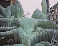 Киевлян шокировала гигантская сосулька в центре столицы