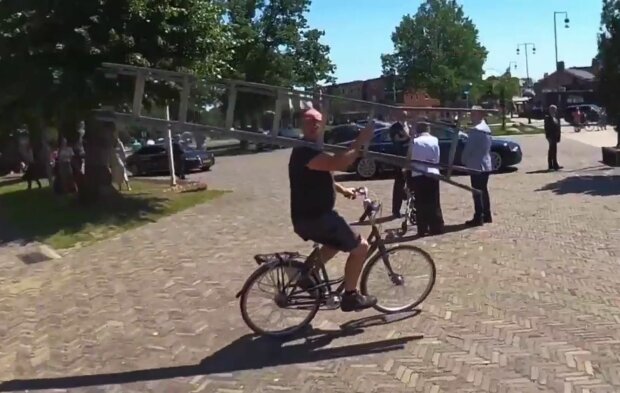 Велосипедист и король Нидерландов, скриншот: Telegram-канал "Perepichka News"