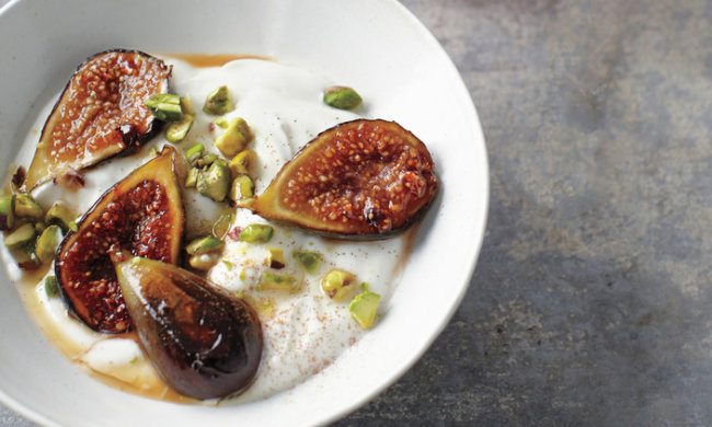 Такого ви ще точно не куштували: інжир з йогуртом із чорного перцю