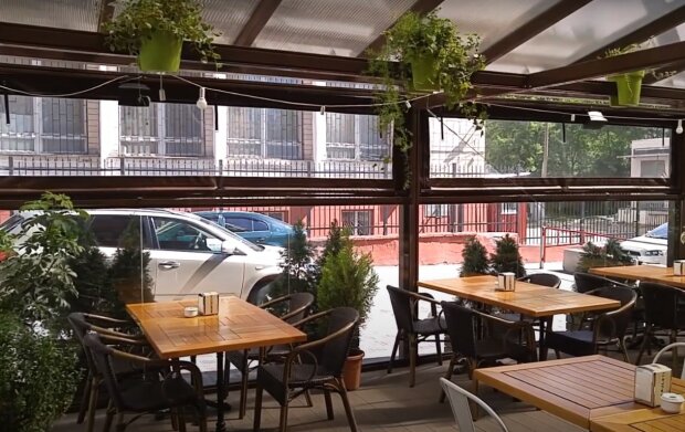 летняя терраса ресторана, скриншот из видео