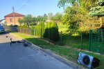 Подросток на электросамокате с музыкальной колонкой, иллюстративное фото