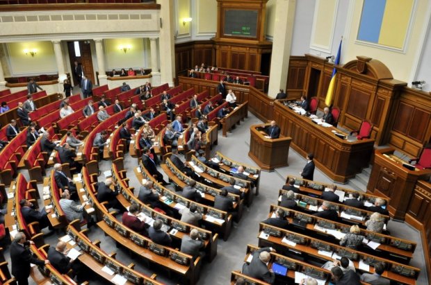 Военное положение в Украине: Порошенко назвал точную дату и время, когда ограничат свободы