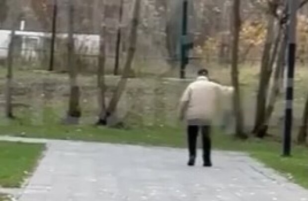 В Киеве мужчина издевался над собакой. Фото Telegram