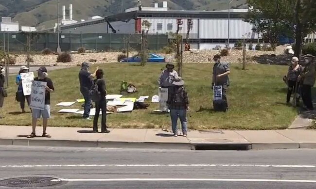 Протестующие возле завода Tesla, carscoops