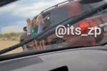 Дітей катають на машині на швидкості, скріншот