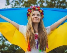 День Конституції України 2018: привітання у віршах і листівки до свята