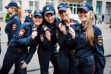 Російську поліцейську звільнили через скандальну славу в мережі: відео