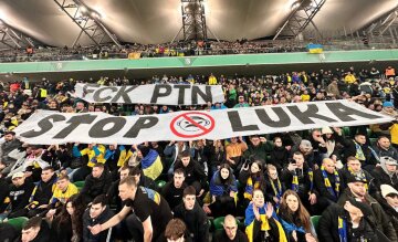 Болельщики устроили перформанс на матче украинской сборной с плакатами против путина и лукашенко
