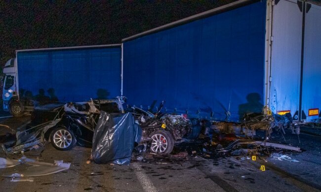 На трасі під Дніпром Nissan влетів у фуру, покалічені тіла вирізали з купи металу