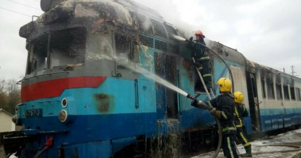 Пассажиров горящего поезда "Запорожье-Киев" высадили за полсотни километров от столицы, - "ловите такси"