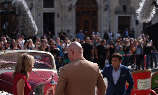 Зеленского пытаются потопить, слуга народа боится за родных