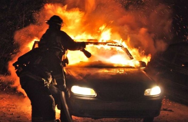 Харьков переполошил страшный пожар: водителю остался только пепел вместо авто