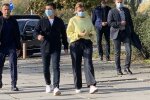 Вибори в Україні: на Зеленського накинулася гола активістка, президент не оцінив