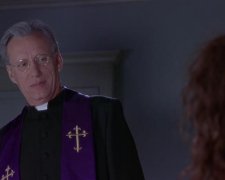 Нічого протизаконного: батюшка відкопав померлу дружину та змусив вірян цілувати її