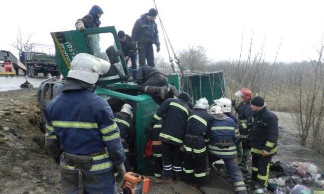 Аварія на Херсонщині: водія вантажівки затисло в кабіні