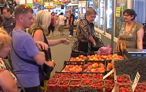 Ягоды на рынке, кадр из видео