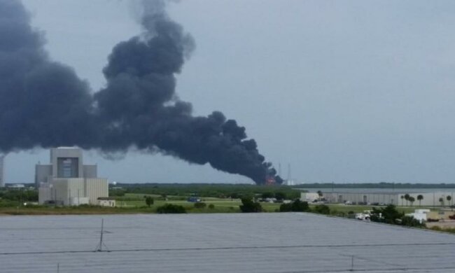 Рутинный тест Falcon 9 закончился мощным взрывом (видео)