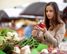 Клубника, яблоки и нектарины: ученые составили рейтинг самых опасных продуктов