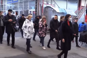 люди в масках, скріншот з відео