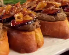 Паштет зі сливою та медовою цибулею.