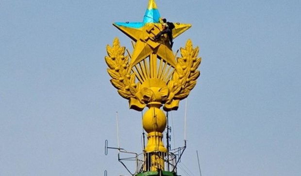 Московська влада заплатила за висотку кольору українського прапора