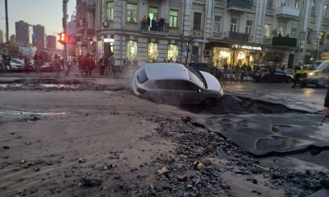На Шота Руставелі прорвало теплотрасу, фото Знай.ua