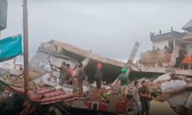 Мощное землетрясение поразило посреди дня, счет погибших идет на десятки