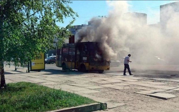 У Львові за лічені хвилини маршрутка згоріла дотла: відео