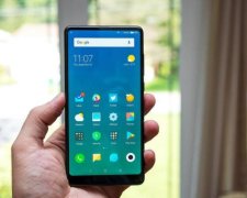 Xiaomi представила безрамкову версію iPhone X - Mi Mix 2S