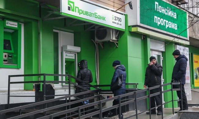 Приватбанк кинул украинцев перед праздниками: вместо денег – дырка от бублика и вялые извинения