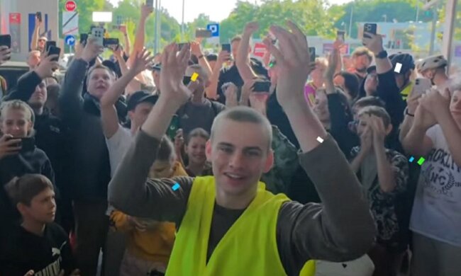 Пьотр Ханке (Łatwogang) на велосипеді під час благодійного марафону через Польщу