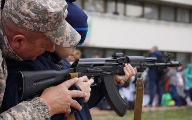 Істерія в Криму: дітей готують на фронт