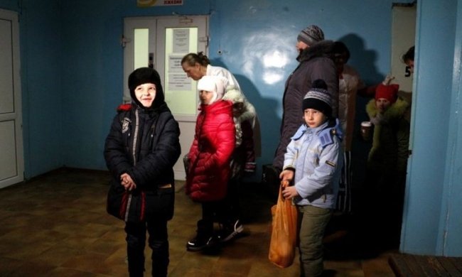 Авдеевских детей привезли в больницу Днепра (фото)
