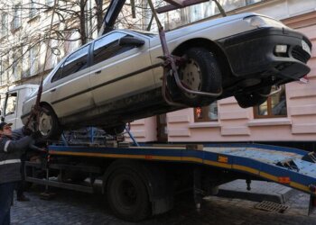 Эвакуация заброшенного автомобиля, скрин с YouTube