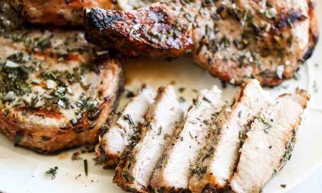 Свинячі відбивні з приправою гремолата: улюблений рецепт