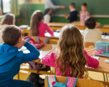 Ногами по спине: воспитатель избила ребенка на глазах матери