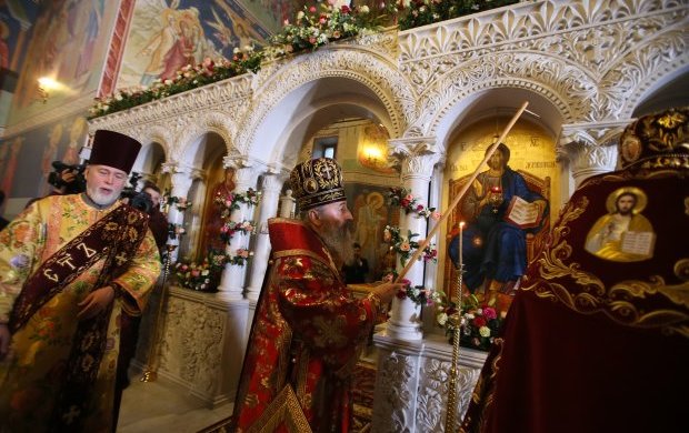 священники