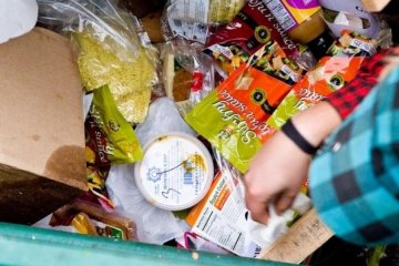Французький парламент заборонив супермаркетам викидати їжу 